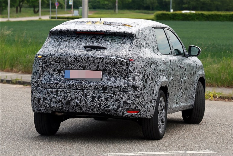 【キャプチャーの兄貴分】ルノー新型SUV「ボレアル」初撮影。未来的デザインで日本での予想価格は380万円～