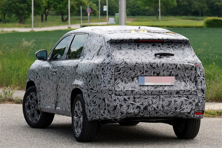 【キャプチャーの兄貴分】ルノー新型SUV「ボレアル」初撮影。未来的デザインで日本での予想価格は380万円～
