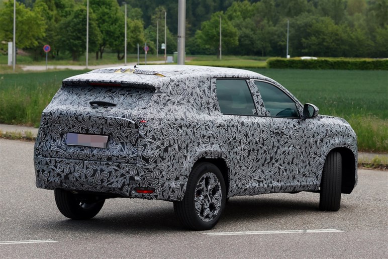 【キャプチャーの兄貴分】ルノー新型SUV「ボレアル」初撮影。未来的デザインで日本での予想価格は380万円～