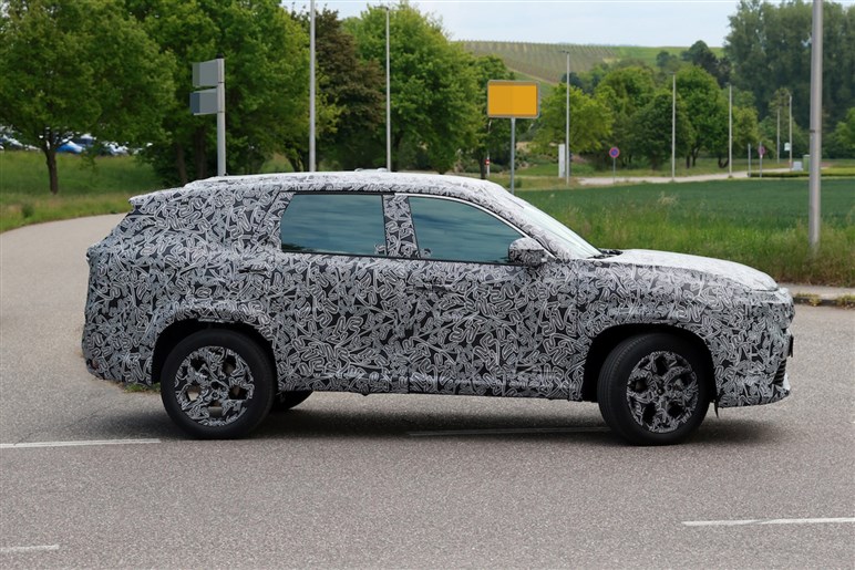 【キャプチャーの兄貴分】ルノー新型SUV「ボレアル」初撮影。未来的デザインで日本での予想価格は380万円～