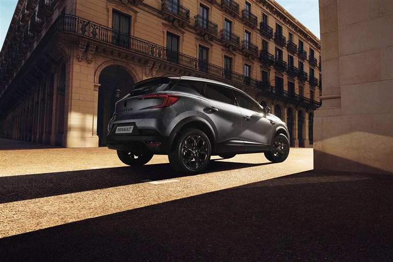 【キャプチャーの兄貴分】ルノー新型SUV「ボレアル」初撮影。未来的デザインで日本での予想価格は380万円～
