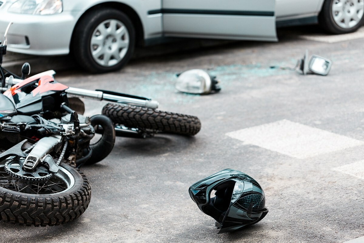 二輪車の死亡事故のほとんどを占める「四輪車との右直事故」はなぜ頻発するのか？　