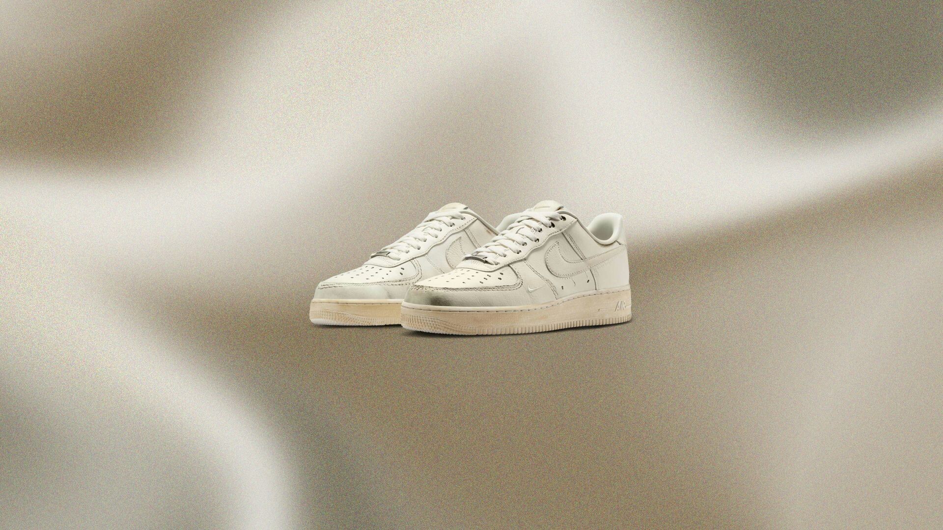 ナイキ「エア フォース 1 ‘Dirty Triple White’」は、履けば履くほど“キレイ”になるヴィンテージ風の一足！──GQ新着スニーカー