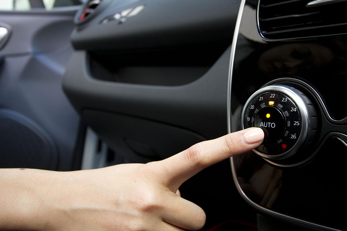 寒い時期は車内を暖めるだけ なら冬場のクルマはa Cボタンをオフにしたほうがいい Web Cartop 自動車情報サイト 新車 中古車 Carview