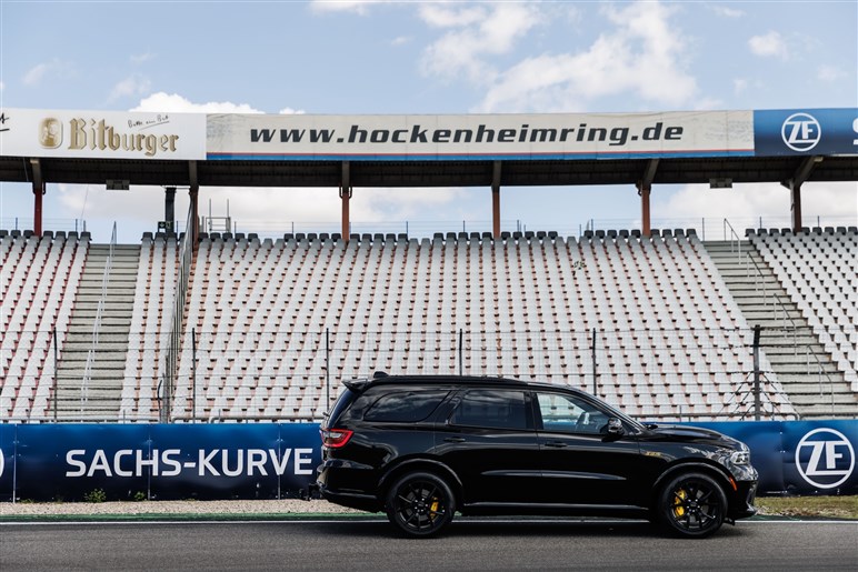 伝統のHEMIエンジンが終焉。V8 6.4LのモンスターSUV、ダッジ「デュランゴ アルケミー」の衝撃度…写真でチェック