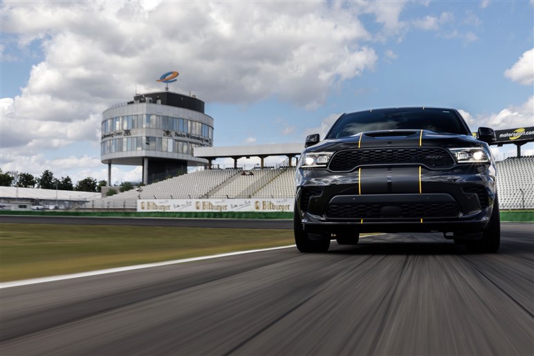 伝統のHEMIエンジンが終焉。V8 6.4LのモンスターSUV、ダッジ「デュランゴ アルケミー」の衝撃度…写真でチェック