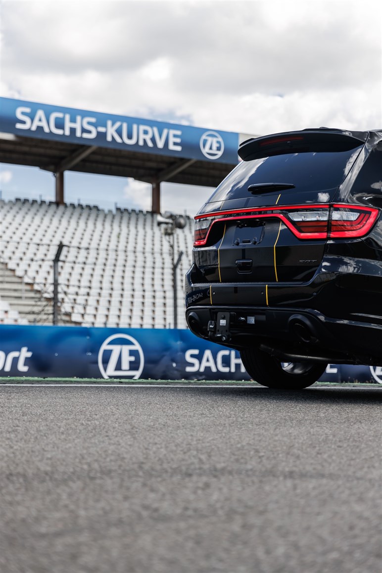 伝統のHEMIエンジンが終焉。V8 6.4LのモンスターSUV、ダッジ「デュランゴ アルケミー」の衝撃度…写真でチェック
