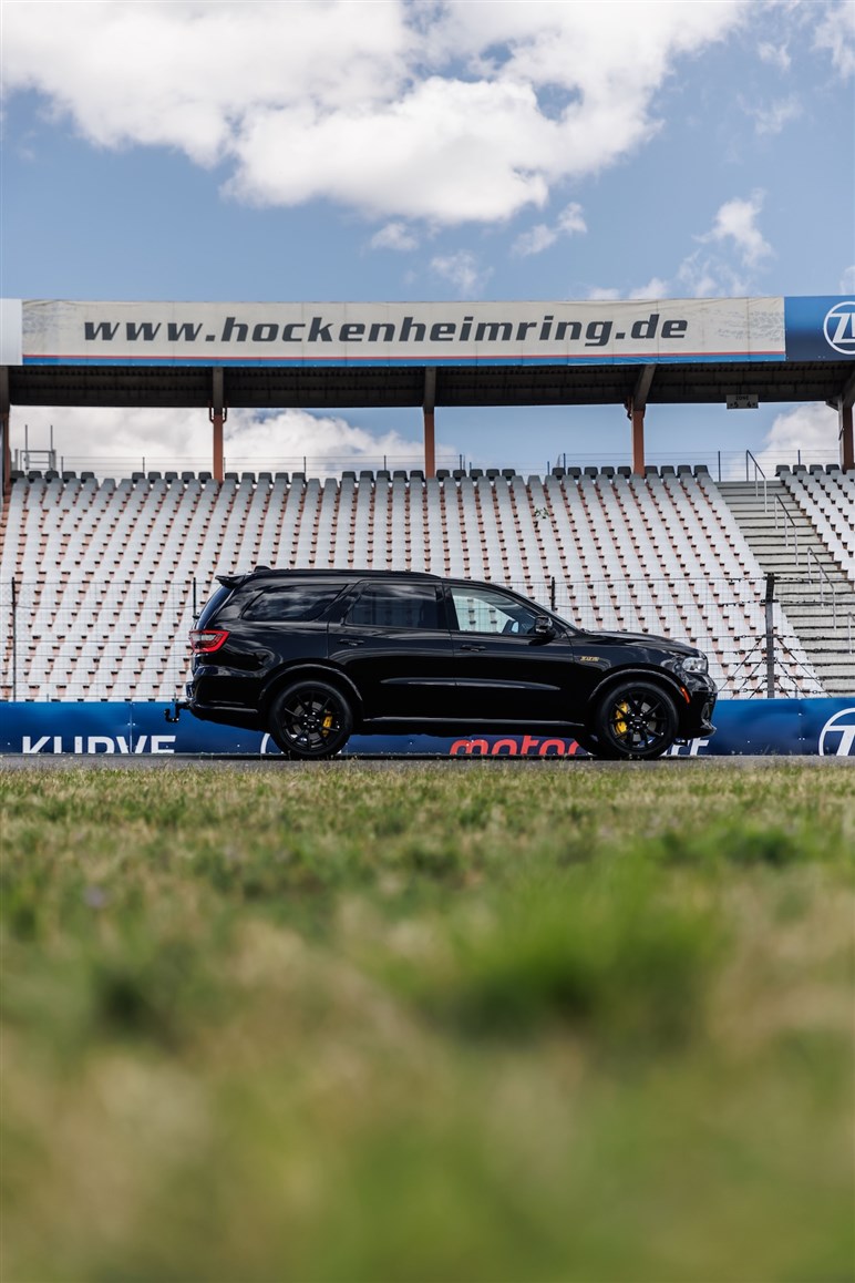 伝統のHEMIエンジンが終焉。V8 6.4LのモンスターSUV、ダッジ「デュランゴ アルケミー」の衝撃度…写真でチェック