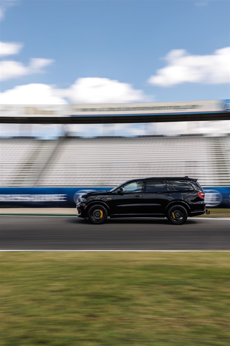 伝統のHEMIエンジンが終焉。V8 6.4LのモンスターSUV、ダッジ「デュランゴ アルケミー」の衝撃度…写真でチェック