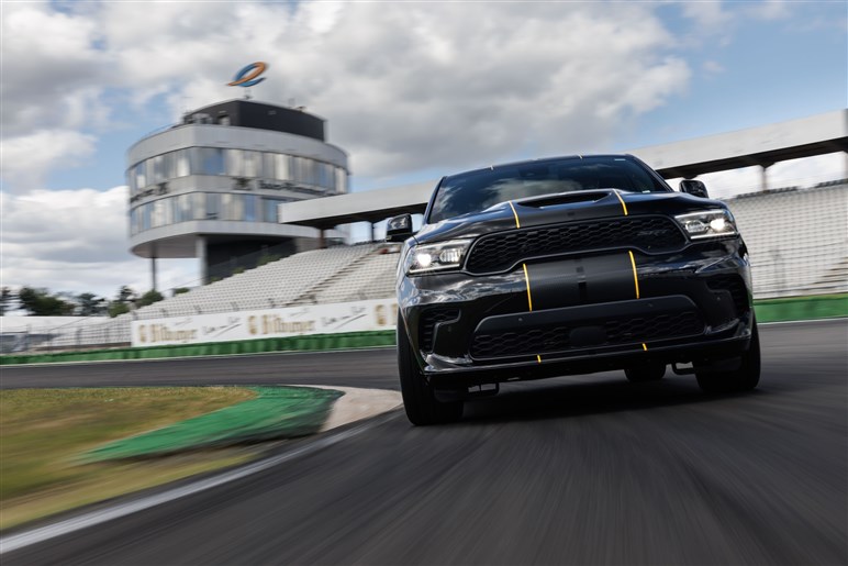 伝統のHEMIエンジンが終焉。V8 6.4LのモンスターSUV、ダッジ「デュランゴ アルケミー」の衝撃度…写真でチェック