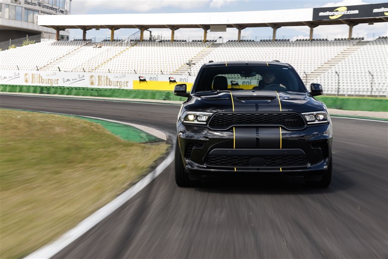 伝統のHEMIエンジンが終焉。V8 6.4LのモンスターSUV、ダッジ「デュランゴ アルケミー」の衝撃度…写真でチェック