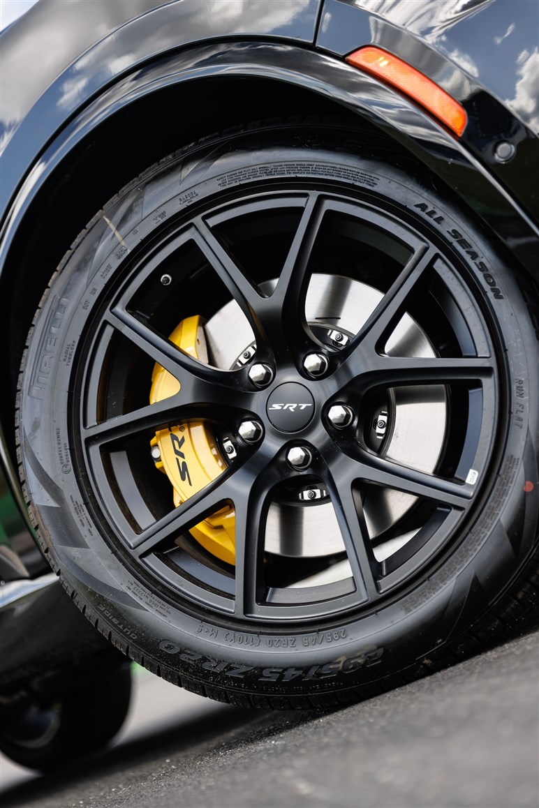 伝統のHEMIエンジンが終焉。V8 6.4LのモンスターSUV、ダッジ「デュランゴ アルケミー」の衝撃度…写真でチェック