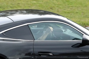 コックピット見えた！ 2027年型ポルシェ『718ケイマンEV』、衝撃の価格も発覚