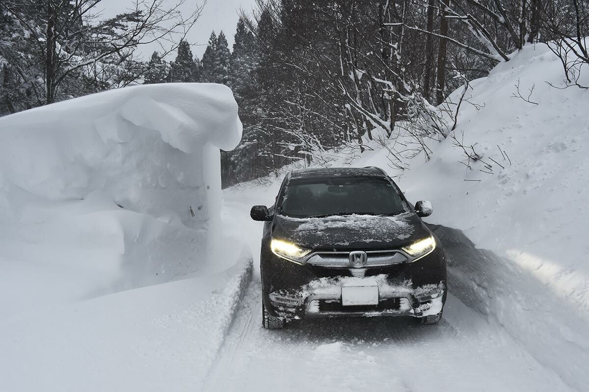 スタッドレス装着の4WD車が陥りがちなワナ！　レーシングドライバーが警告する雪道走行の「危険性」とは