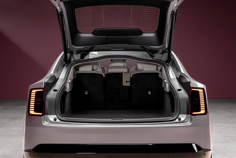 【XC60はもう時代遅れ？】次世代ソフトウェアSUV「EX60」の登場が示すボルボ電動化の現在地