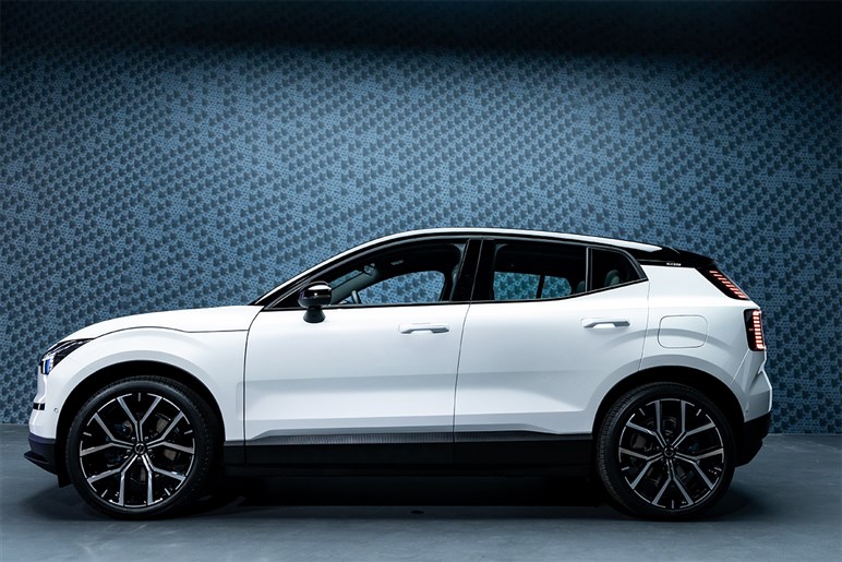 【XC60はもう時代遅れ？】次世代ソフトウェアSUV「EX60」の登場が示すボルボ電動化の現在地