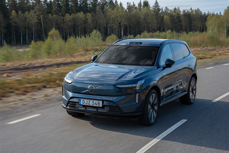 【XC60はもう時代遅れ？】次世代ソフトウェアSUV「EX60」の登場が示すボルボ電動化の現在地