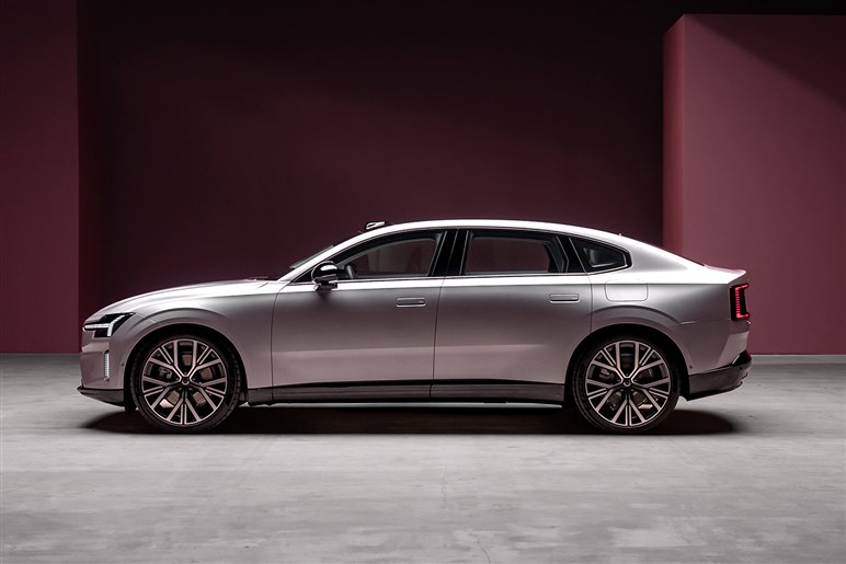 【XC60はもう時代遅れ？】次世代ソフトウェアSUV「EX60」の登場が示すボルボ電動化の現在地