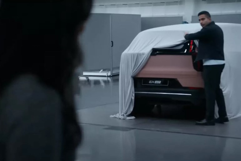 【XC60はもう時代遅れ？】次世代ソフトウェアSUV「EX60」の登場が示すボルボ電動化の現在地