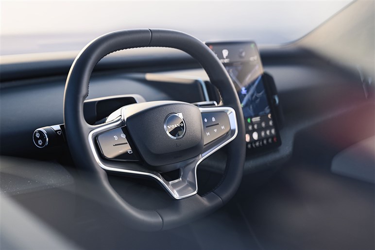 【XC60はもう時代遅れ？】次世代ソフトウェアSUV「EX60」の登場が示すボルボ電動化の現在地