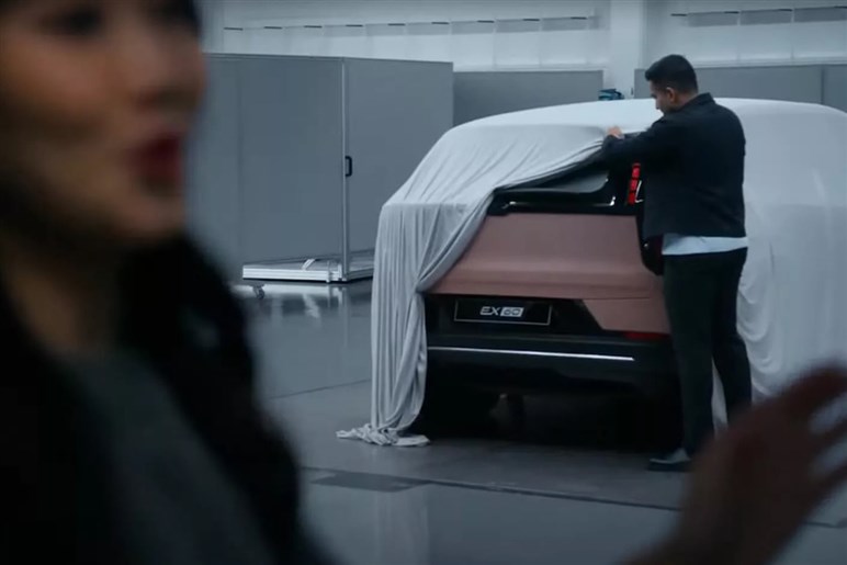【XC60はもう時代遅れ？】次世代ソフトウェアSUV「EX60」の登場が示すボルボ電動化の現在地