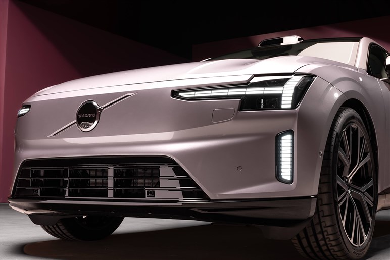 【XC60はもう時代遅れ？】次世代ソフトウェアSUV「EX60」の登場が示すボルボ電動化の現在地
