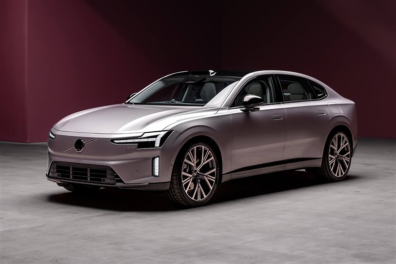 【XC60はもう時代遅れ？】次世代ソフトウェアSUV「EX60」の登場が示すボルボ電動化の現在地