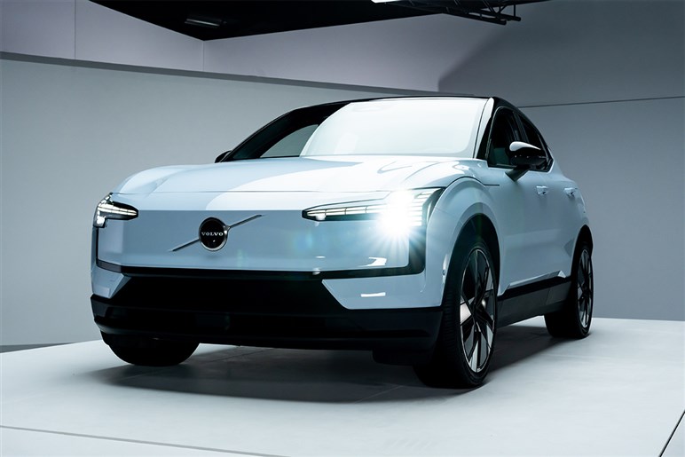【XC60はもう時代遅れ？】次世代ソフトウェアSUV「EX60」の登場が示すボルボ電動化の現在地