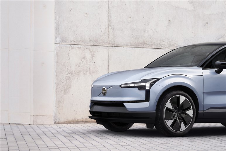 【XC60はもう時代遅れ？】次世代ソフトウェアSUV「EX60」の登場が示すボルボ電動化の現在地