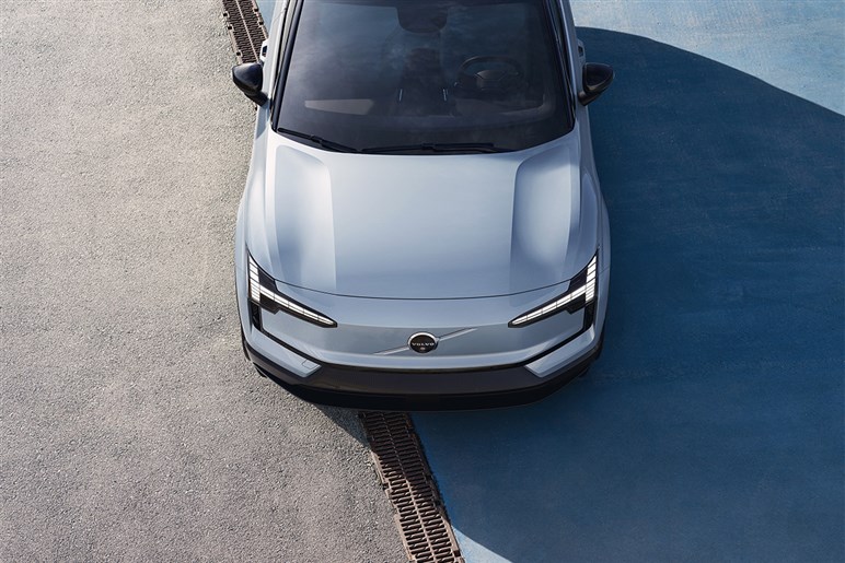 【XC60はもう時代遅れ？】次世代ソフトウェアSUV「EX60」の登場が示すボルボ電動化の現在地