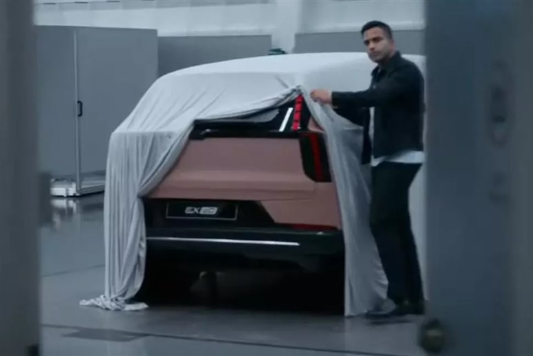 【XC60はもう時代遅れ？】次世代ソフトウェアSUV「EX60」の登場が示すボルボ電動化の現在地