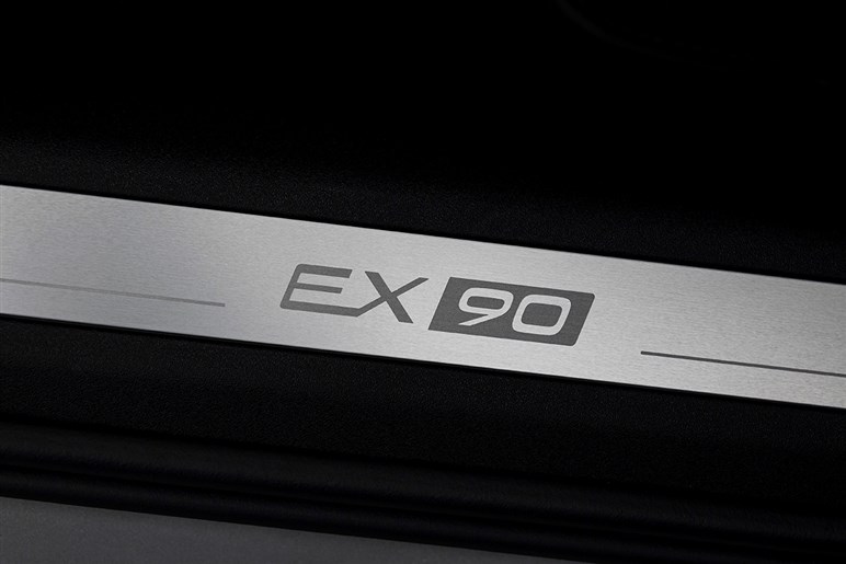 【XC60はもう時代遅れ？】次世代ソフトウェアSUV「EX60」の登場が示すボルボ電動化の現在地