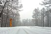 【突然の降雪でもダメ】雪道をノーマルタイヤで走行するのは危険なだけじゃなく法令違反！