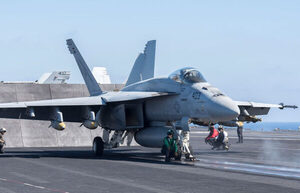 トップガンで有名な F/A-18「スーパーホーネット」初飛行から30周年！ 新型機配備開始も「あと10年」どころかもっと延長も!?