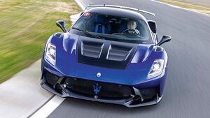 テストドライバー大絶賛！公道走行可能なレースカー「マセラティ GT2ストラダーレ」は世界限定914台のみ