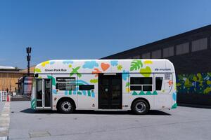 大阪・関西万博に行く人に朗報。疲れたら涼しい車内で休憩できる電気バス「グリーンパークバス」を探そう！