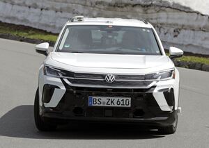 フォルクスワーゲンのベストセラーSUV「T-Roc」の次期型プロトタイプをキャッチ！「ChatGPT」タブレットを搭載