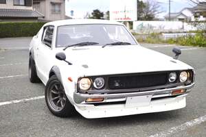 「昔の自動車CM」はなぜ消費者の心を掴んだのか？ 「ケンメリ」から「タント」まで！ データで見る消費行動の変遷とは