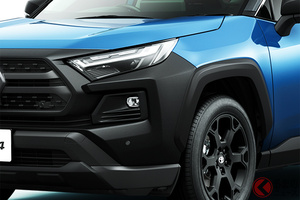 トヨタ斬新「真っ黒顔SUV」初披露目！ 車高UP＆ゴリゴリ塗装 採用した新型「RAV4 OFFROAD package II」は何が変わったのか