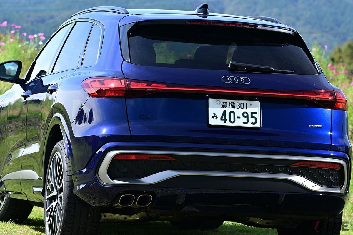 アウディ新型「Q5」のラゲッジスペースは“遊びの相棒”として使える？ 第3世代に進化した“スポーティなプレミアムSUV”の荷室をチェック