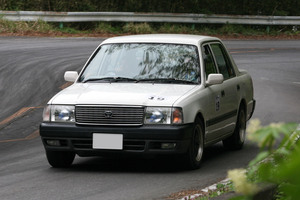 彼女のトヨタ「コンフォート」はMTの元教習車！ 昭和を感じるセダンでデイラリーに参戦