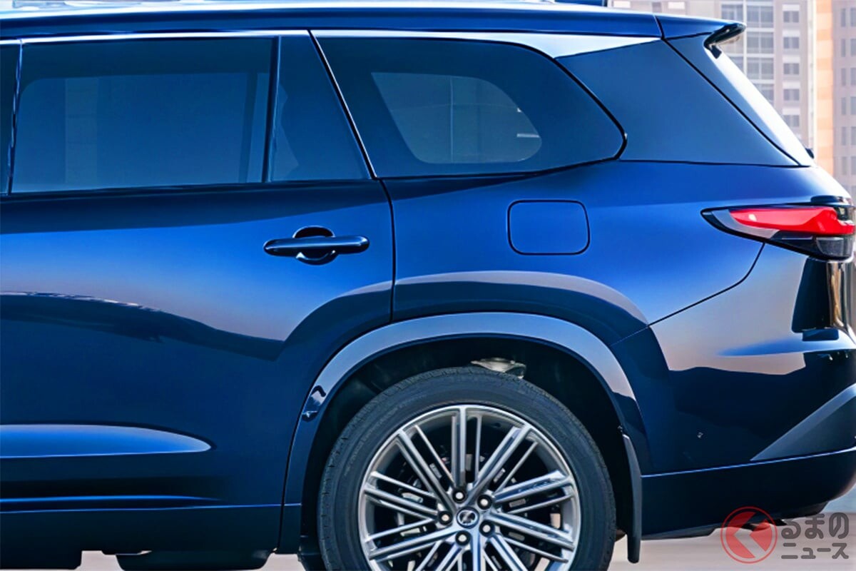 レクサス新「“3列6人／7人乗り”高級SUV」に大反響！ 「LX」より大きいボディに「力強くて存在感がある」の声も！ 「国内初のパワトレ」仕様や“4WD”も設定！ 進化した「TX」米国モデルに注目！