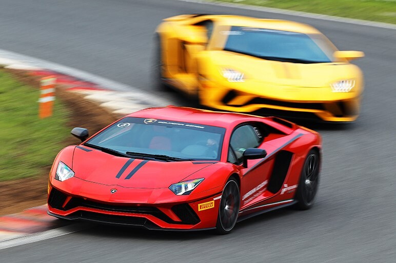 ウラカン・ペルフォルマンテとアヴェンタドール Sの異なる味わいを堪能した