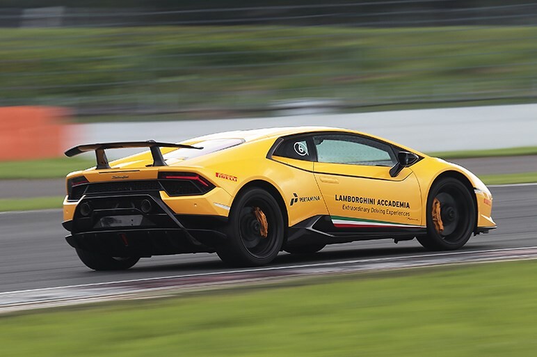 ウラカン・ペルフォルマンテとアヴェンタドール Sの異なる味わいを堪能した