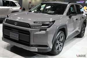 右ハンドルのトヨタ新型「RAV4」実車展示！“3つの個性”をラインナップする「人気クロスオーバーSUV」のディテールとは？ まもなく発売開始か!?