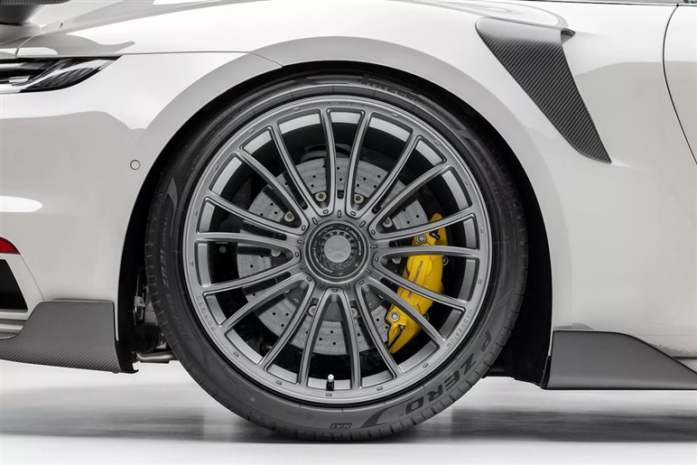 【高額注意】375万円ホイール＆270万円ウイング！ 米チューナーが手がけるポルシェ「992」用カスタム現る
