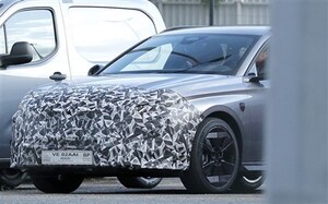 プジョー「e-308 SW」改良型を初スクープ！ 新デザイン＆3本爪ライトでEVワゴン戦線に再突入