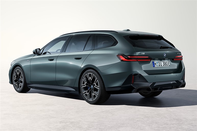 プジョー「e-308 SW」改良型を初スクープ！ 新デザイン＆3本爪ライトでEVワゴン戦線に再突入