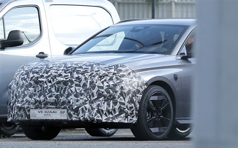 プジョー「e-308 SW」改良型を初スクープ！ 新デザイン＆3本爪ライトでEVワゴン戦線に再突入