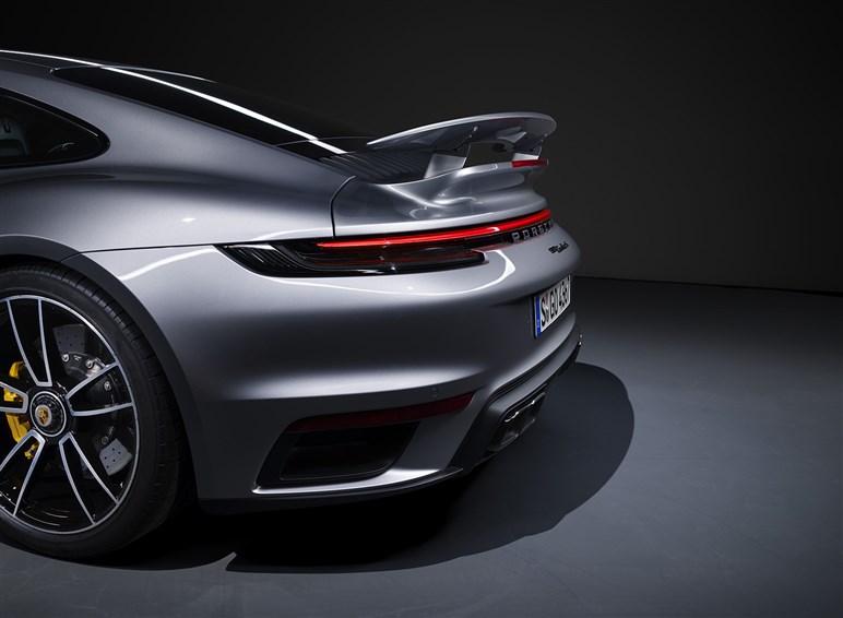 【高額注意】375万円ホイール＆270万円ウイング！ 米チューナーが手がけるポルシェ「992」用カスタム現る